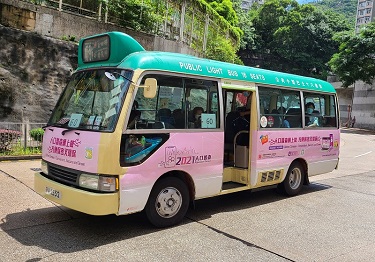 圖示政府統計處為宣傳2021年人口普查，在公共小型巴士車身展示廣告。